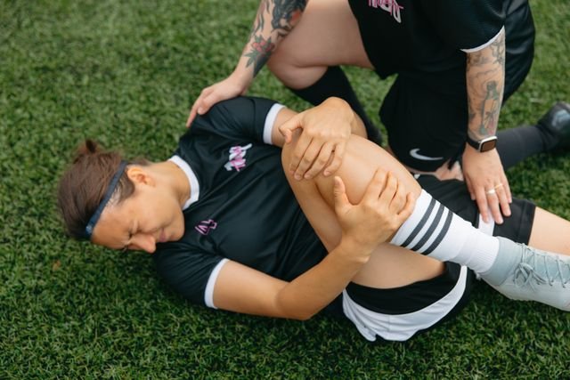 Common Causes of Knee Pain in Young Adults & How to Treat It 1 knee pain causes
